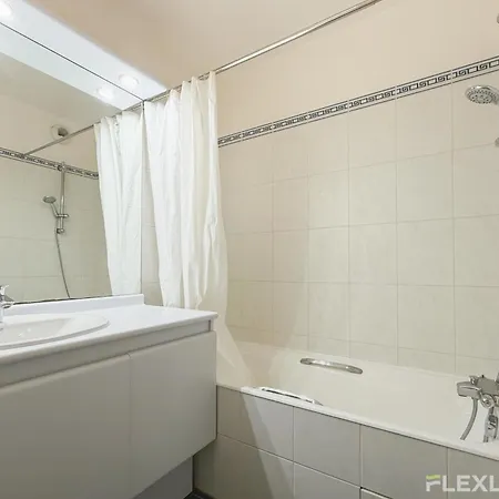 Charming 45m Two-bedroom In 15 *